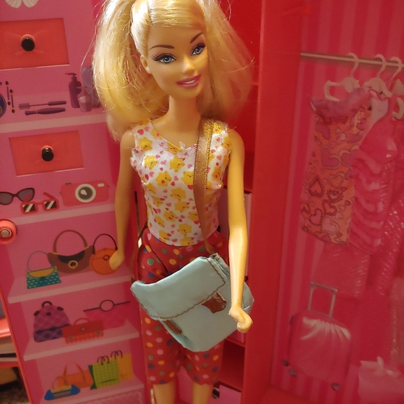 Barbie - Picture 3 of 5